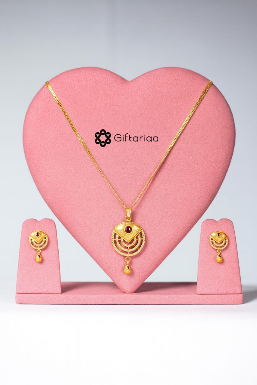 Gold plated round pendant set